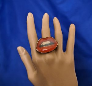 Retro rockabilly lips cameo ring