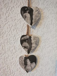 Victorian lady drop hearts wall plaque 2