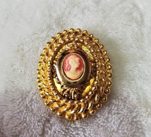 Georgian Victorian gold shell cameo lady scarf brootch